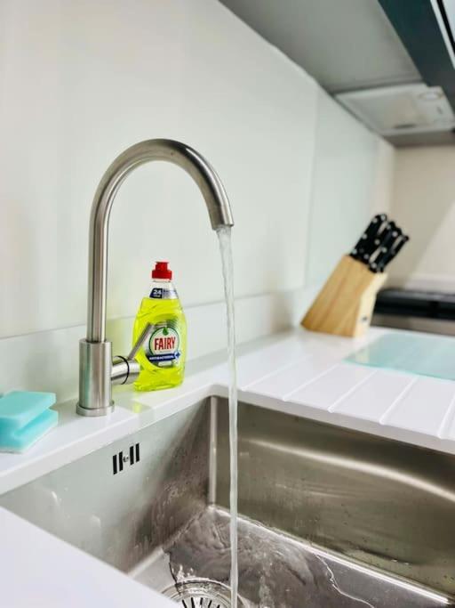 Lovely Studio Apartment With Free Parking Included! Manchester Zewnętrze zdjęcie