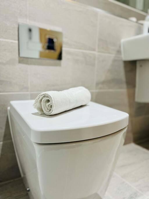 Lovely Studio Apartment With Free Parking Included! Manchester Zewnętrze zdjęcie