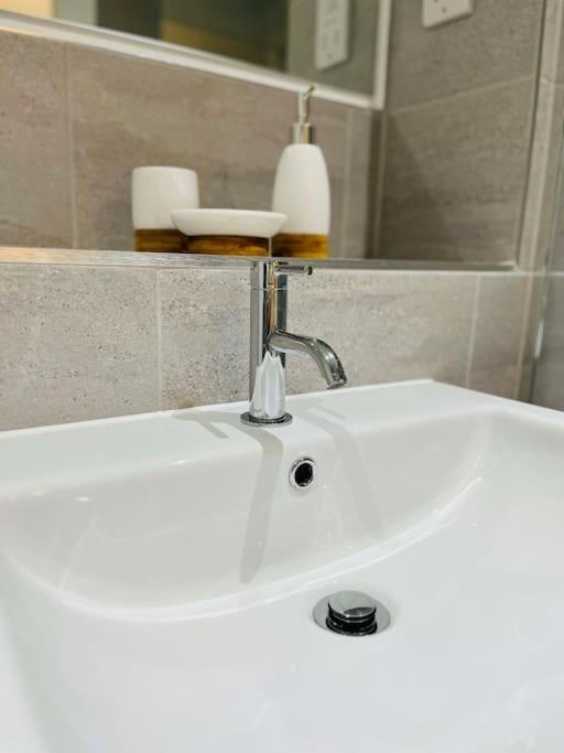 Lovely Studio Apartment With Free Parking Included! Manchester Zewnętrze zdjęcie