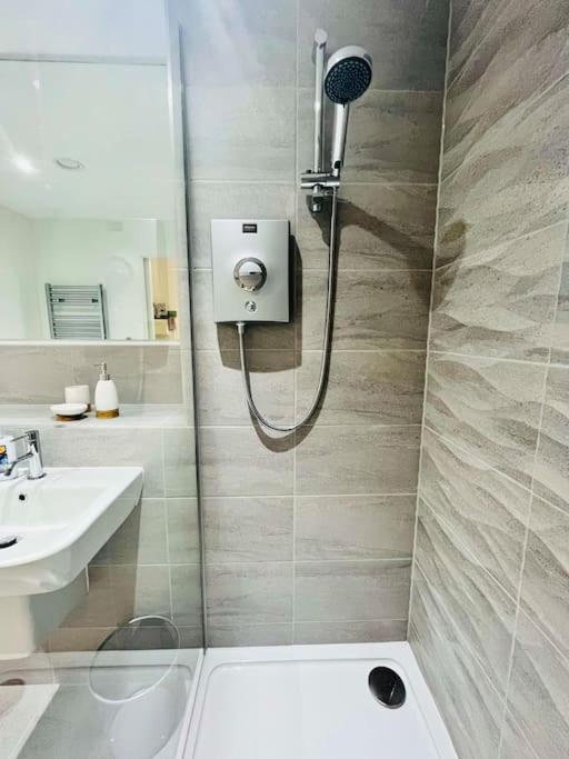 Lovely Studio Apartment With Free Parking Included! Manchester Zewnętrze zdjęcie